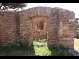 07233 ostia - regio i - insula xii - caseggiato a tabernae (i,xii,10) - westseite - 6. laden von norden - tuer - suedwestecke - 06-2024.jpg